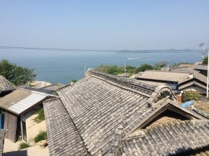 男木島の坂道から海を望む