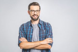 笑顔の若い男性